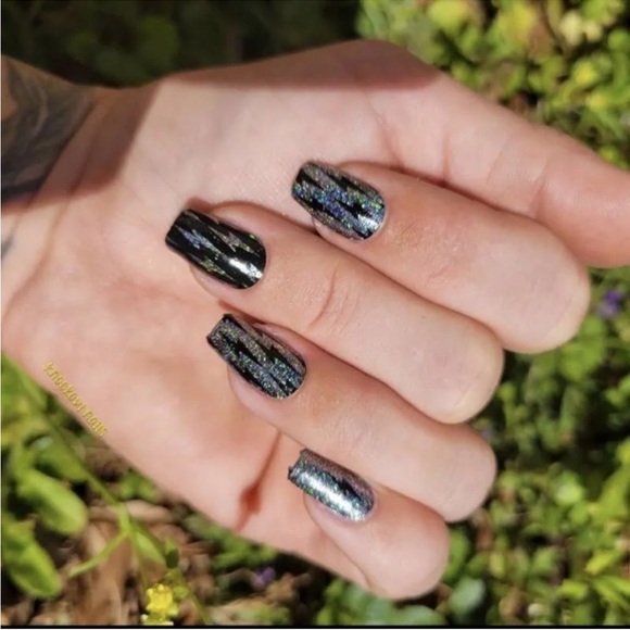 *Exclusive* Color Street: When Lightening Strikes | Silver Black Glitter Rock - Picture 8 of 13